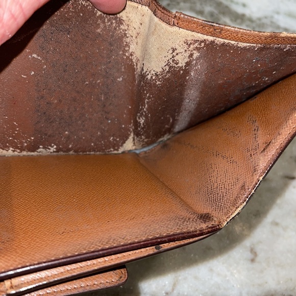 Louis Vuitton Men's Monogram Elise Wallet - Picture 11 of 15